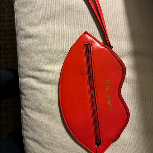 Betsy Johnson Wristlet Bright Red w/ Wrist Strap, Shaped like LIPS NWOT - Picture 7 of 9